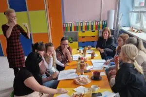 mlade učiteľky v škôle sa pozerajú na lektorku