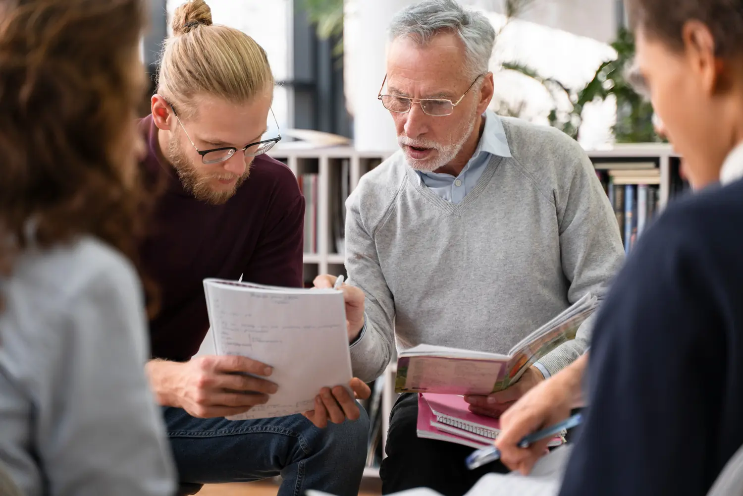 age management . starsi v okuliaroch vysvetluje mlademu