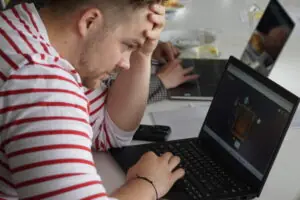 mlady muž sa chytá za hlavu pri riešení úloh game-based vzdelávania