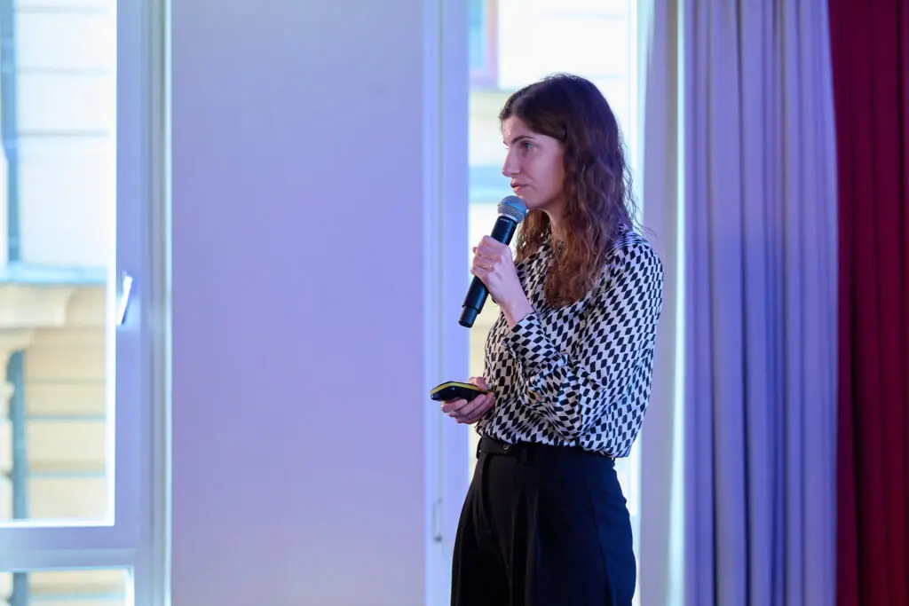 Žena s mikrofónom vystupuje na konferencii