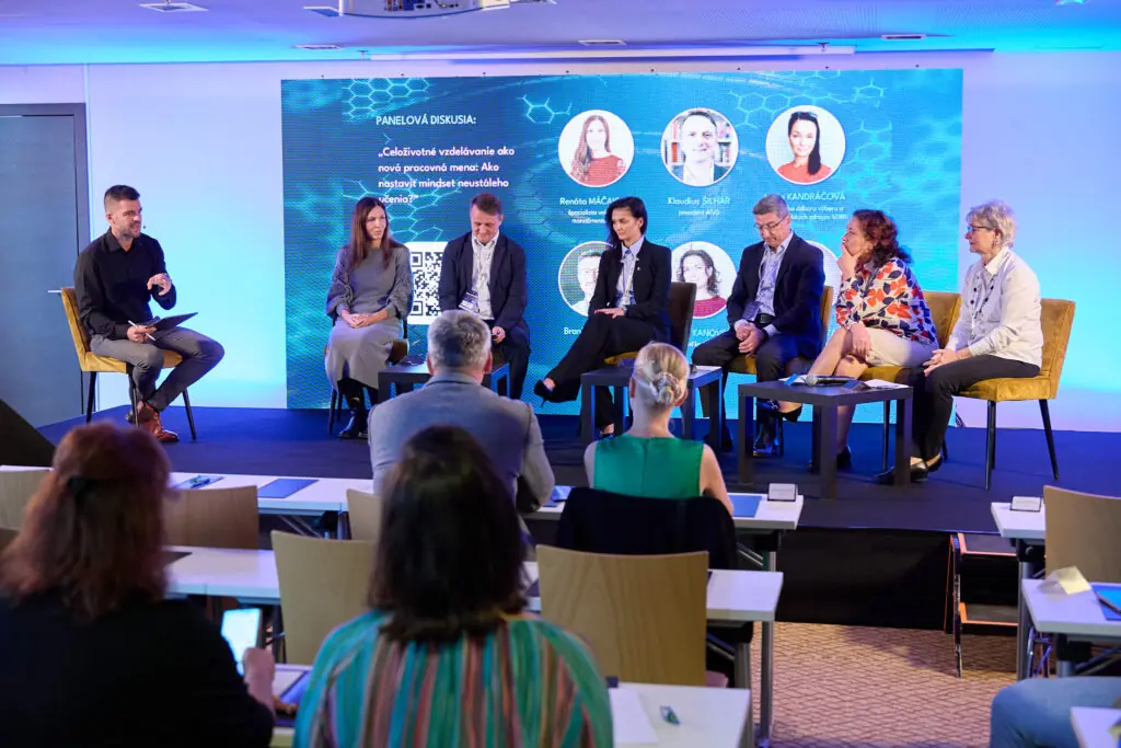 Panelová diskusia na pódiu konferencie