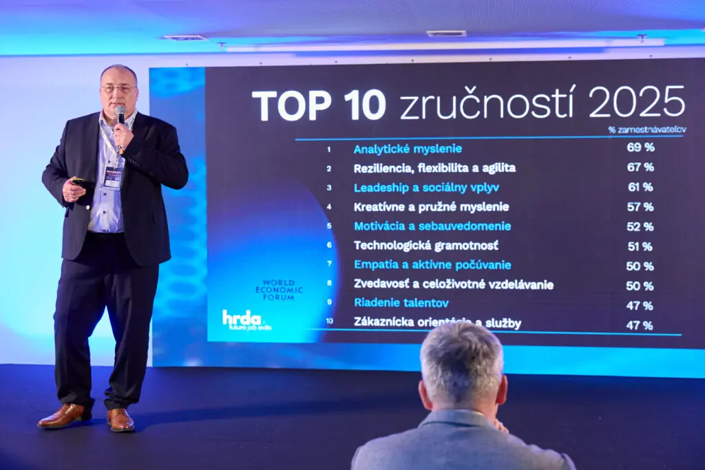 Rečník pred prezentáciou TOP 10 zručností 2025